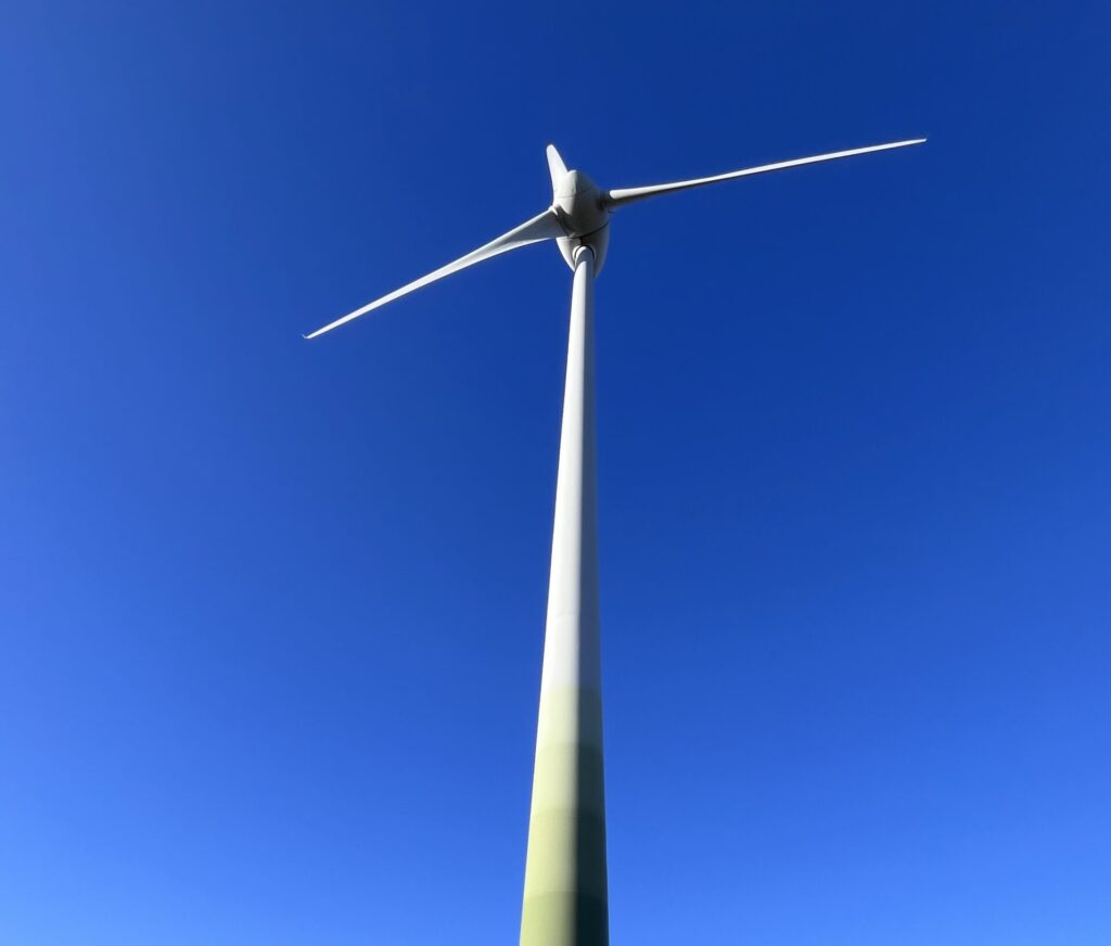 Windrad von unten bei tiefblauem Himmel