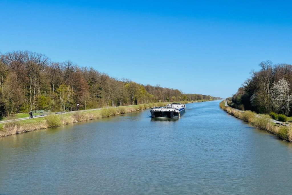 Blick auf den Mittellandkanal mit Schiff - Kinder entdecken ihre Umwelt und stellen Fragen, freies Lernen im Alltag