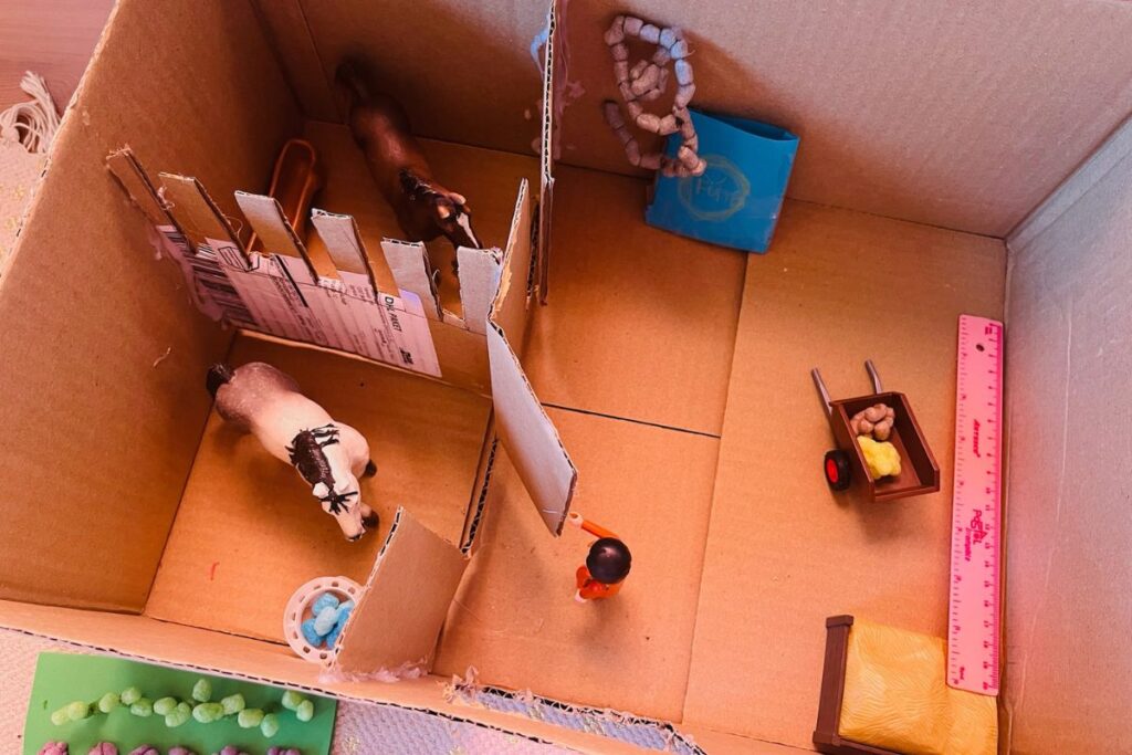 Selbstgebauter Pferdestall aus Karton - Kinder gestallten eigenständig kreative Spielwelten