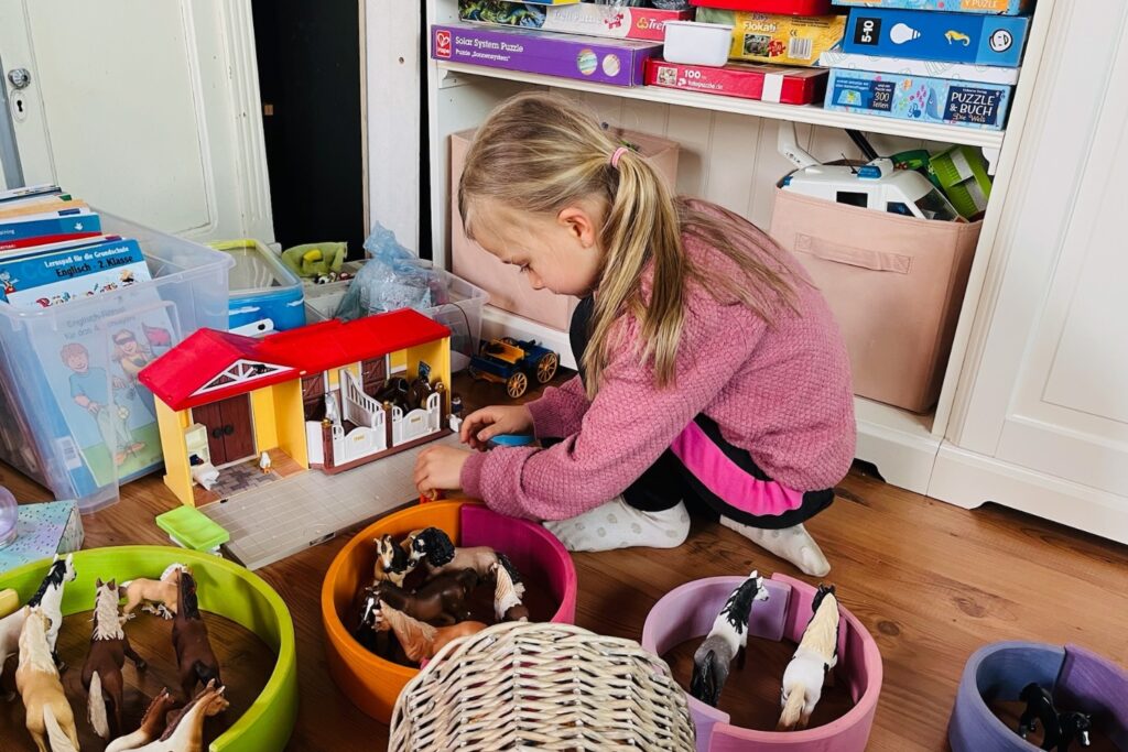 Kind beschäftigt sich selbstständig und vertieft mit Spielmaterial im Alltag