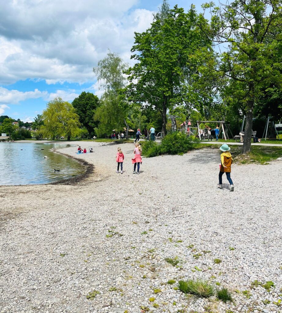 Kinder laufen gemeinsam am Seeufer - Lernen auf Reisen durch gemeinsame Erlebnisse