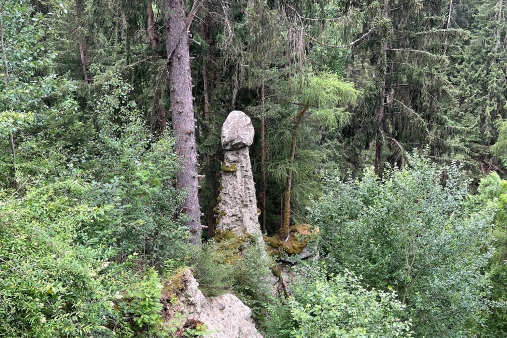 Erdpyramiden mit markantem Deckstein in Arzl im Pitztal.