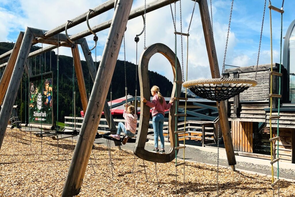 Kinder spielen auf dem Abenteuerspielplatz im ZirbenPark Hochzeiger im Pitztal.