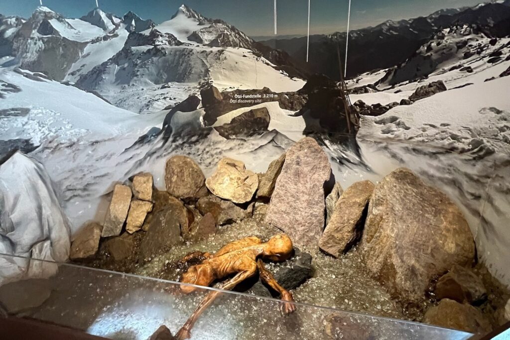 Rekonstruktion der Fundstelle von Ötzi im Ötzi-Dorf Umhausen mit der Gletschermumie zwischen Felsen und Eis.