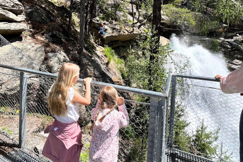 Kinder auf der Aussichtsplattform am Stuibenfall in Umhausen im Ötztal.