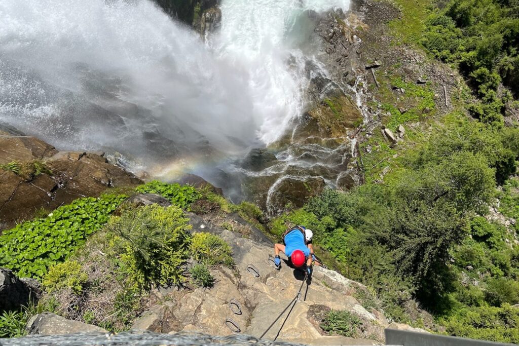 Kletterer am Klettersteig neben dem Stuibenfall im Ötztal.